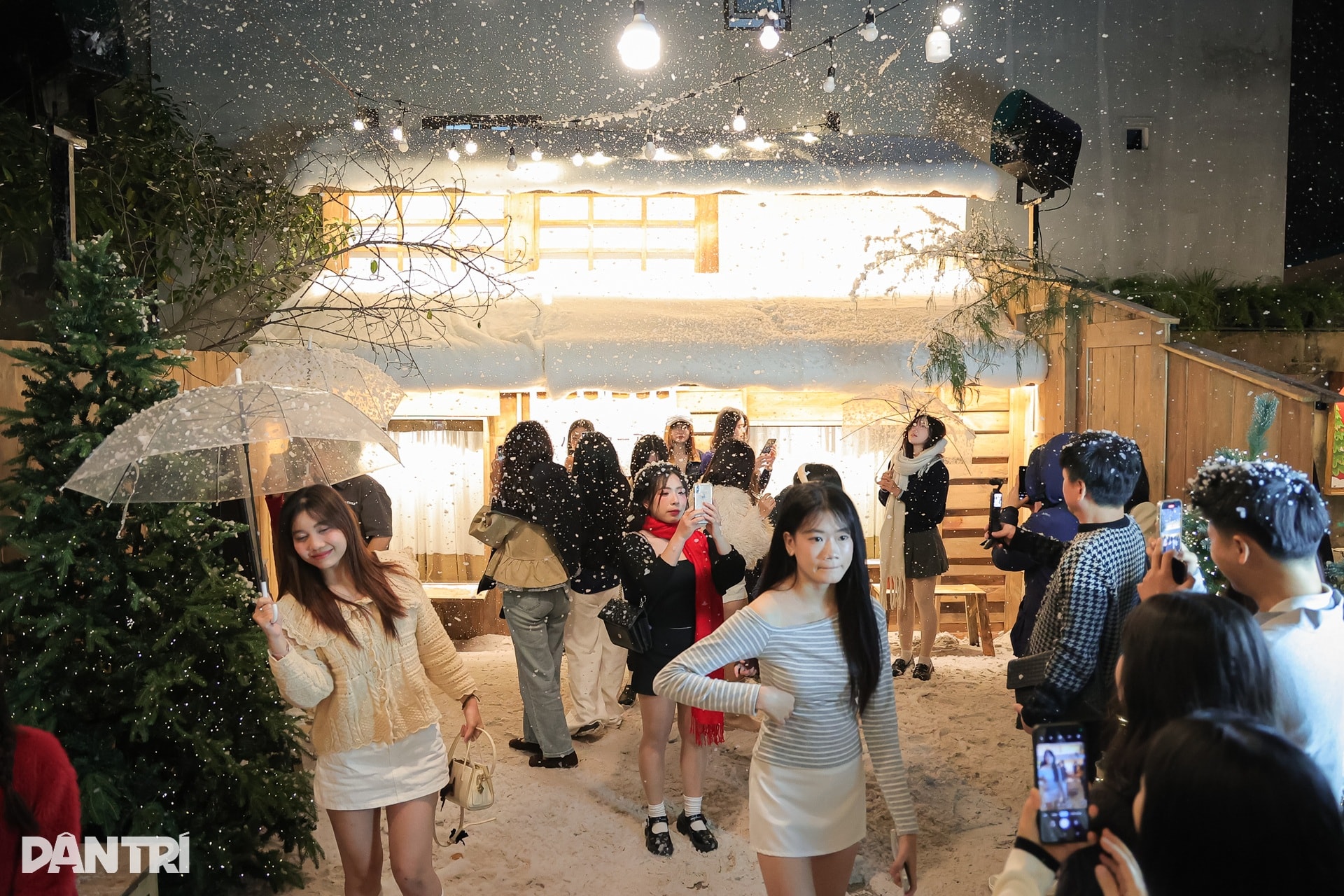 Chi trăm triệu đồng làm tuyết nhân tạo, quán cà phê Hà Nội chật kín khách - 1 Chi trăm triệu đồng làm tuyết nhân tạo, quán cà phê Hà Nội chật kín khách - 1