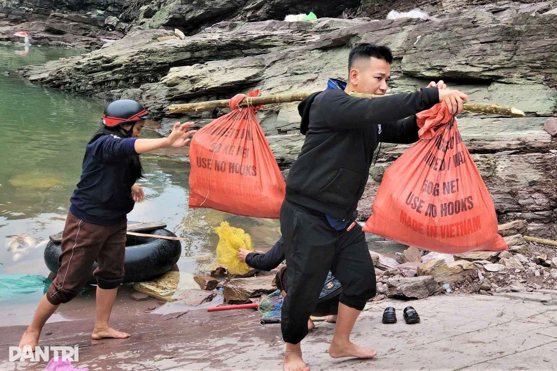 Săn cá dài cả mét dưới miệng cửa tràn xả lũ hồ Kẻ Gỗ - 9