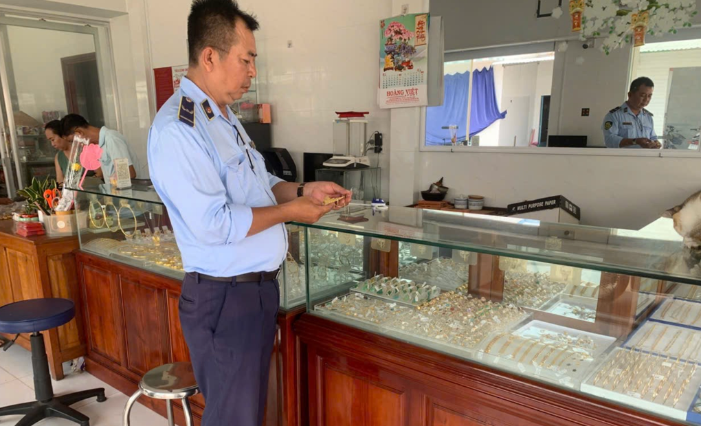 30 ngày, một tỉnh phía Nam có 41 vụ vi phạm kinh doanh vàng - 1 30 ngày, một tỉnh phía Nam có 41 vụ vi phạm kinh doanh vàng - 1