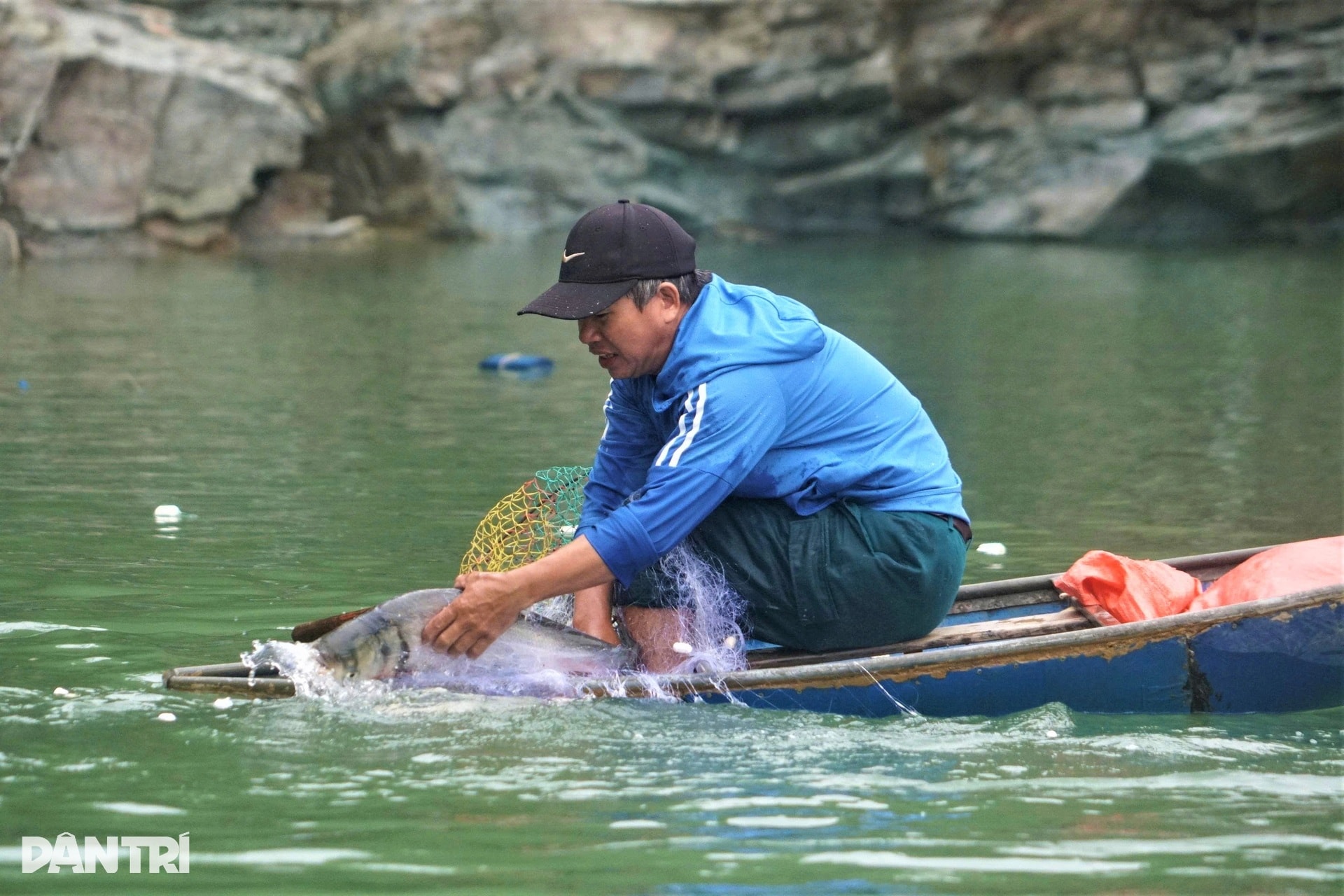 Săn cá dài cả mét dưới miệng cửa tràn xả lũ hồ Kẻ Gỗ - 4
