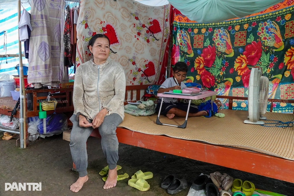 Mẹ đơn thân lay lắt nuôi con gái 9 tuổi trong căn nhà sắp sập - 2 Mẹ đơn thân lay lắt nuôi con gái 9 tuổi trong căn nhà sắp sập - 2