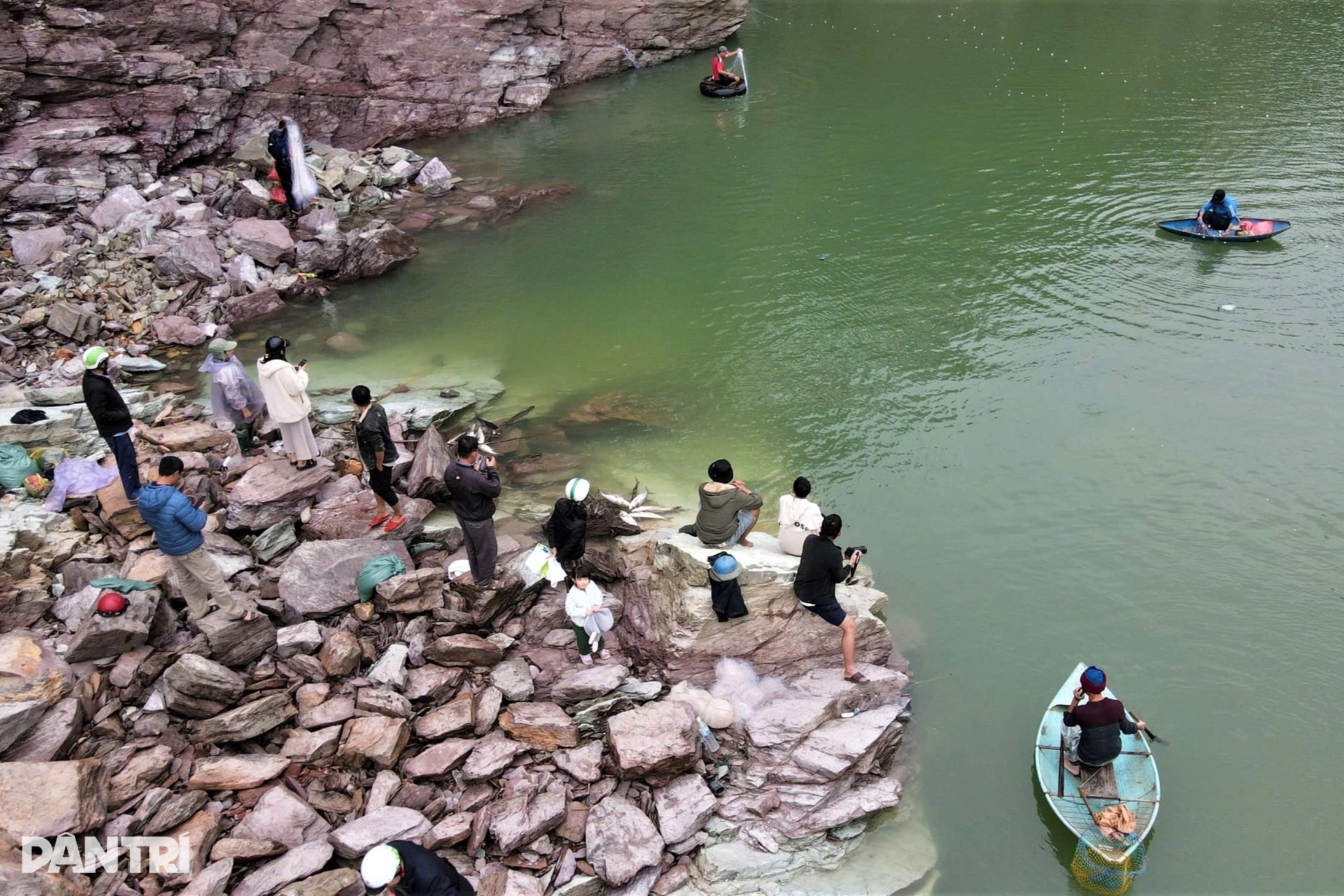 Săn cá dài cả mét dưới miệng cửa tràn xả lũ hồ Kẻ Gỗ - 2