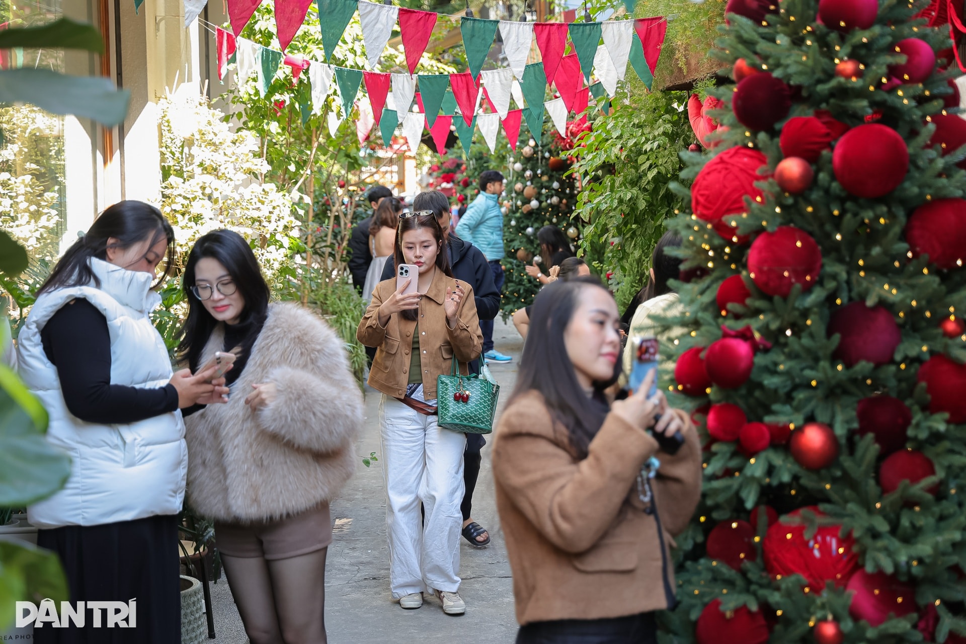 Chi trăm triệu đồng làm tuyết nhân tạo, quán cà phê Hà Nội chật kín khách - 12 Chi trăm triệu đồng làm tuyết nhân tạo, quán cà phê Hà Nội chật kín khách - 12