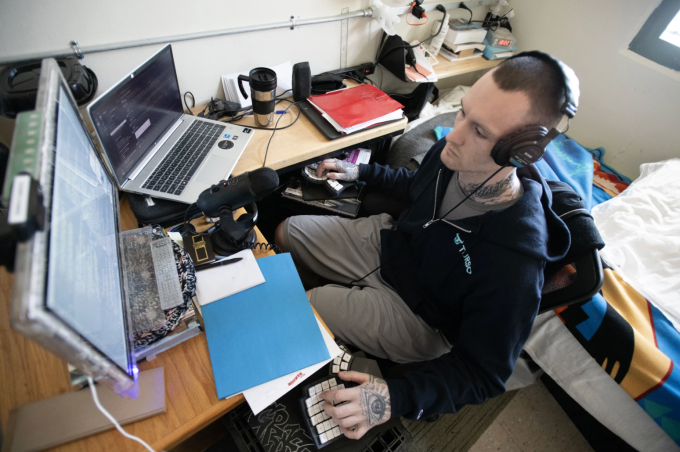 Preston Thorpe, 32 tuổi làm việc từ xa trong Trại cải tạo Mountain View (bang Maine) tháng 8/2025. Ảnh: Bangordailynews