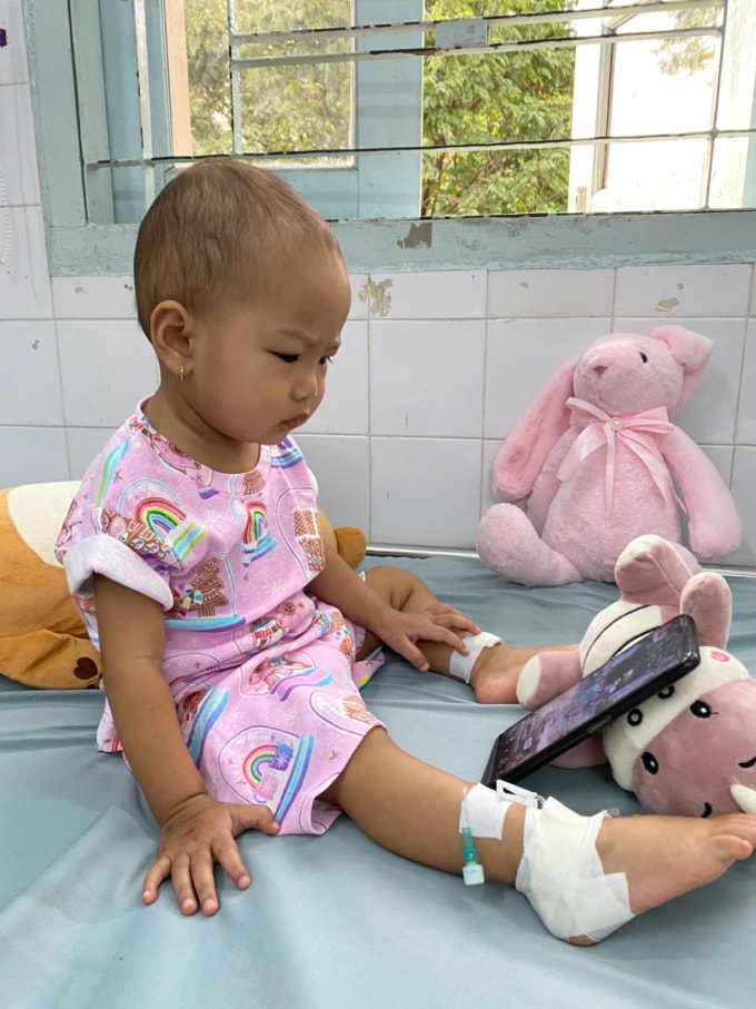 Bé Thiên Kim, 18 tháng tuổi, đang điều trị tại Bệnh viện Nhi đồng 2. Ảnh: Gia đình cung cấp
