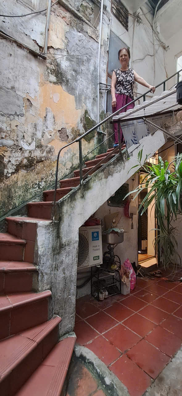 Những ngôi nhà nằm trong hẻm nhỏ của phố cổ Hà Nội có kết cấu cũ nên khó thi công. Ảnh: SFA