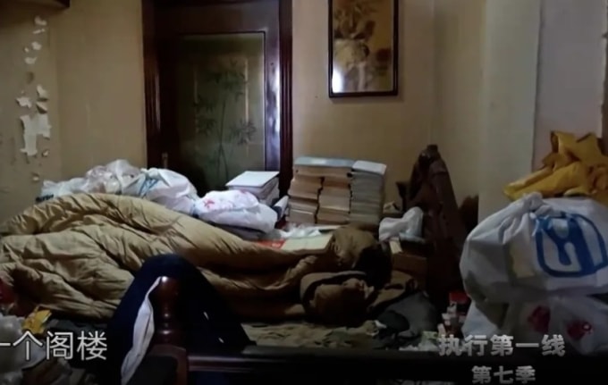 Một góc căn hộ bừa bộn đồ đạc của ông Xu. Ảnh: GMW.CN