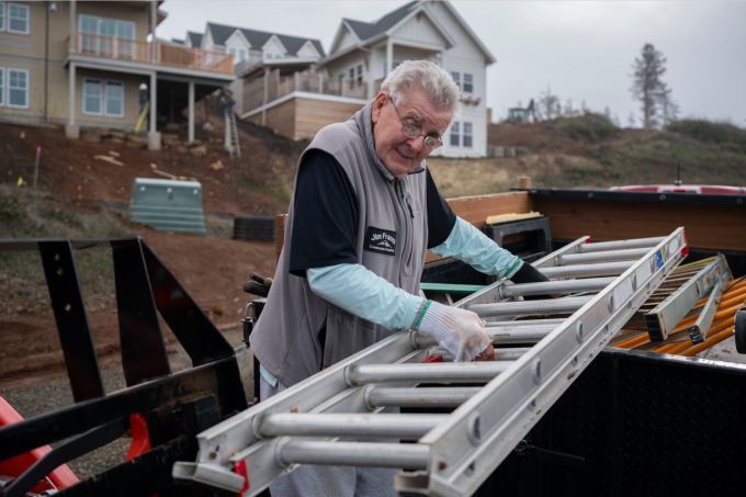Jim Franck, 81 tuổi, làm việc ở công trường Gleneden Beach, bang Oregon, Mỹ, tháng 10/2025. Ảnh: BI