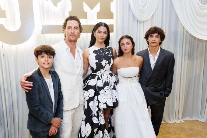 Gia đình McConaughey tham dự sự kiện hồi tháng 4. Từ trái qua: Livingston, 13 tuổi, vợ chồng Matthew -Camila, Vida, 15 tuổi, Levi, 17 tuổi. Ảnh: Instagram/ Matthew McConaughey