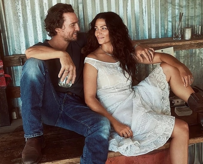 Vợ chồng McConaughey trong một bộ ảnh quảng cáo hồi tháng 2. Ảnh: Instagram/ Matthew McConaughey