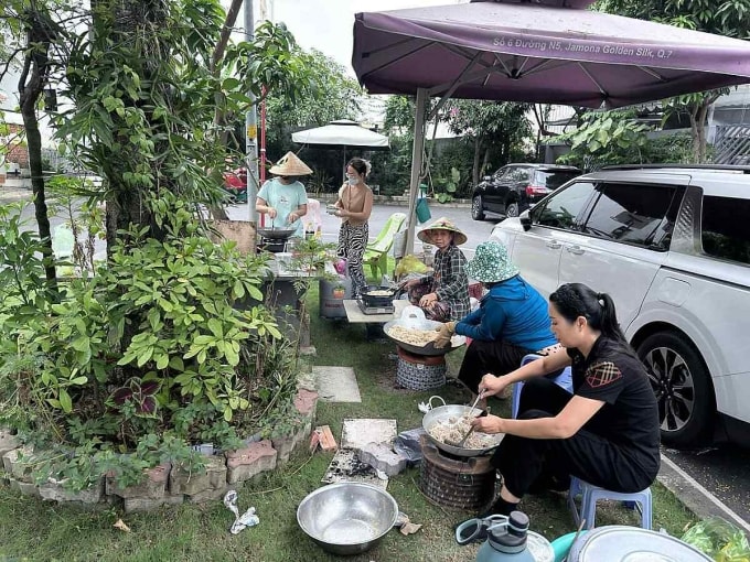 Trịnh Kim Chi (phải) cùng mọi người tổ chức bếp ăn dành cho bà con vùng lũ. Ảnh: Nhân vật cung cấp