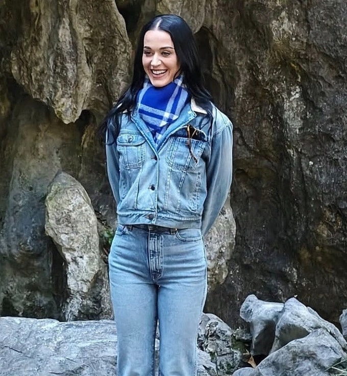 Katy Perry chọn trang phục denim khi đi viếng chùa. Ảnh: X/ KatyCats Germany