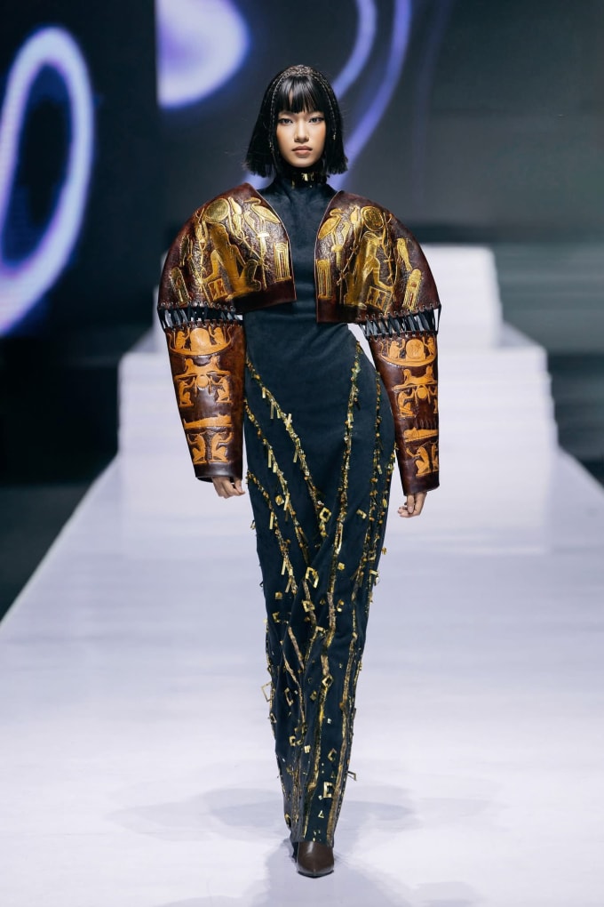 Lại Mai Hoa thể hiện bộ sưu tập của nhà thiết kế Ngô Ngọc Anh thuộc khuôn khổ Tuần thời trang Quốc tế Việt Nam, ngày 15/11 ở Hà Nội. Ảnh: Kiếng Cận