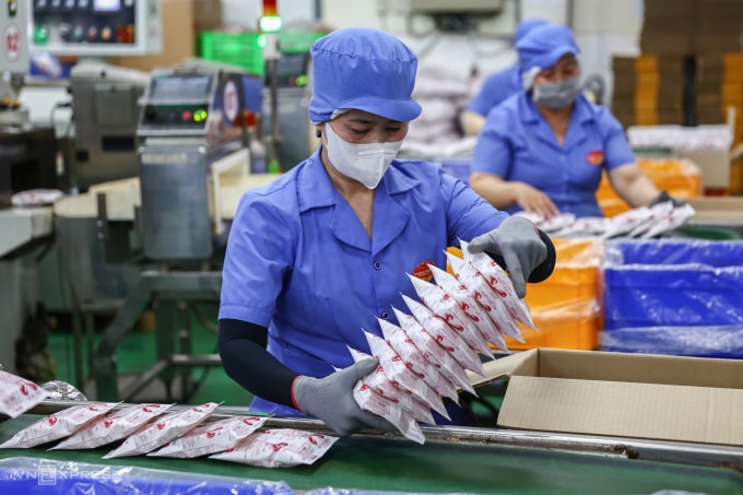 Công nhân sản xuất mì ăn liền tại Công ty cổ phần Lương thực thực phẩm Colusa - Miliket, tháng 3/2025. Ảnh: Quỳnh Trần