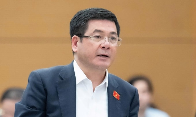 Bộ trưởng Công Thương Nguyễn Hồng Diên trình bày dự thảo nghị quyết tại phiên họp tối 24/11. Ảnh: Media Quốc hội