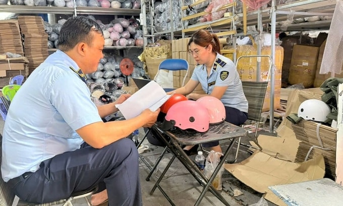 Quản lý thị trường kiểm tra kho hàng ở phường Bình Tân. Ảnh: quản lý thị trường