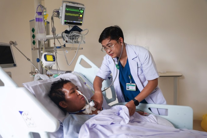 Bác sĩ Nguyễn Cảnh Chung, Khoa Hồi sức tích cực, Bệnh viện Quân y 175, thăm khám cho chị Hoa. Ảnh: Quỳnh Trần