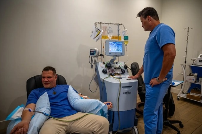 Tiến sĩ Keith Smigiel (phải) đang giám sát quy trình thực hiện cho Van Es tại phòng khám của mình. Ảnh: NY Post