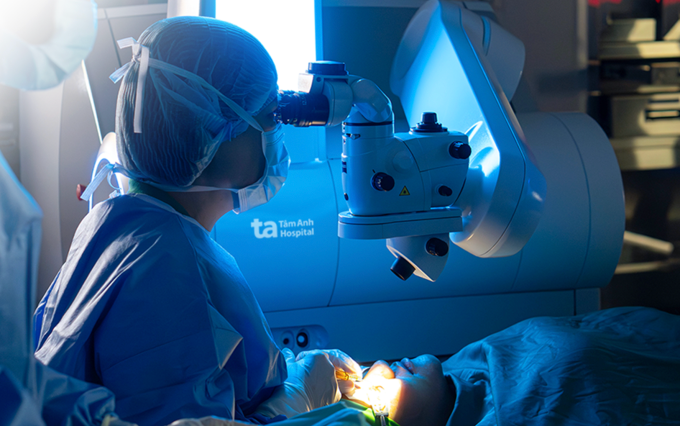 Bác sĩ tắt đèn phòng mổ, tập trung nguồn sáng thực hiện điều trị giác mạc chóp cho chị Hân. Ảnh: Bệnh viện Đa khoa Tâm Anh