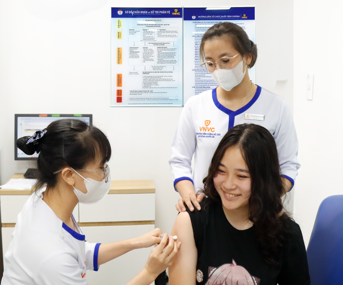 Chị Trang đưa con gái 15 tuổi đi tiêm phòng viêm não Nhật Bản tại Trung tâm tiêm chủng VNVC Quận 7, TP HCM. Ảnh: Bình An