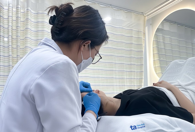 Bác sĩ tiêm hoạt chất triamcinolone điều trị sẹo lồi cho chị Phương. Ảnh: Bệnh viện Đa khoa Tâm Anh