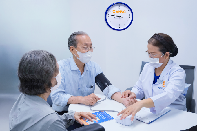 Bác sĩ khám sàng lọc, kiểm tra sức khỏe cho người cao tuổi trước khi tiêm chủng. Ảnh: Khánh Hòa