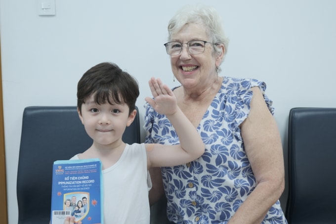 Bà Margaret và Paul cùng nhiều gia đình người nước ngoài định cư tại Việt Nam cũng lựa chọn VNVC để tiêm phòng. Ảnh: Bình An