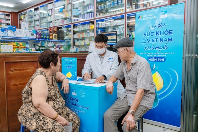 Người dân được tư vấn về thừa cân, béo phì và cách giảm cân khoa học. Ảnh: LC