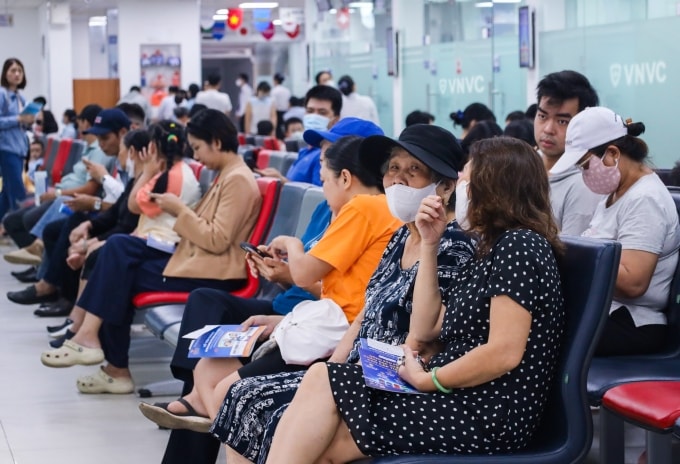 Nhiều người dân đến VNVC tiêm ngừa cúm do lo ngại mắc bệnh, ảnh hưởng sức khỏe. Ảnh: Hoàng Dương