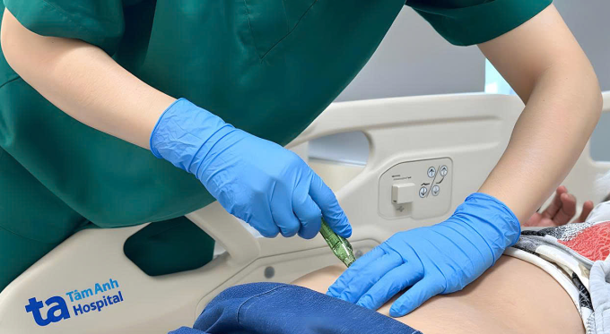 Người bệnh được điều trị loãng xương bằng phương pháp tiêm thuốc. Ảnh: Bệnh viện Đa khoa Tâm Anh
