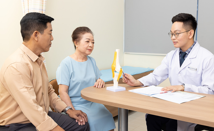Bác sĩ Tuấn Anh giải thích tình trạng mất xương cho người bệnh. Ảnh: Bệnh viện Đa khoa Tâm Anh