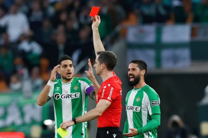 Tình huống trọng tài Iosu Galech Apezteguia rút thẻ đỏ trực tiếp cho Antony, trong trận Real Betis hòa Girona 1-1 ở vòng 13 La Liga trên sân Cartuja, thành phố Seville, Tây Ban Nha tối 23/11/2025. Ảnh: EFE