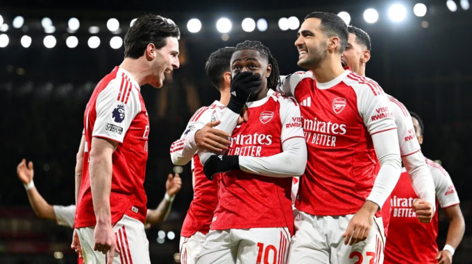 Các cầu thủ Arsenal mừng bàn của Eberechi Eze trong trận thắng Tottenham 4-1 ở vòng 12 Ngoại hạng Anh trên sân Emirates, London, Anh ngày 23/11. Ảnh: Arsenal FC