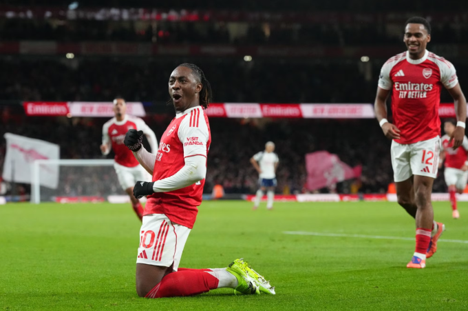 Eberechi Eze trượt cỏ mừng bàn trong trận Arsenal thắng Tottenham 4-1 ở vòng 12 Ngoại hạng Anh trên sân Emirates, London, Anh ngày 23/11. Ảnh: AP