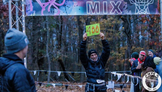 Trishul Cherns giơ tờ giấy với số 400, ám chỉ hoàn thành giải ultra marathon thứ 400 trong sự nghiệp, tại giải NYC Trail Mix 50K. Ảnh: Dann LG
