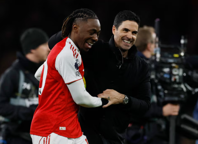 HLV Mikel Arteta và Eberechi Eze vui mừng sau trận Arsenal thắng Tottenham 4-1 ở vòng 12 Ngoại hạng Anh trên sân Emirates, London, Anh ngày 23/11. Ảnh: Reuters