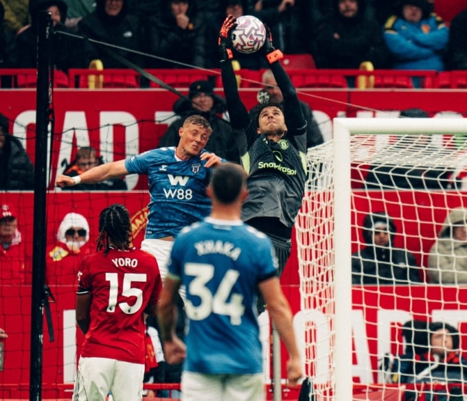 Senne Lammens bật nhảy bắt bóng trong trận Man Utd thắng Sunderland 2-0 trên sân Old Trafford, thành phố Manchester, vòng 7 Ngoại hạng Anh ngày 4/10/2025. Ảnh: Man Utd
