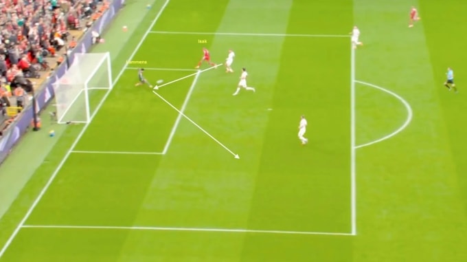 Senne Lammens cản bằng chân trong tình huống đối mặt với Alexander Isak trong trận Man Utd thắng Liverpool 2-1 trên sân Anfield, thành phố Liverpool, Vương Quốc Anh, vòng 8 Ngoại hạng Anh tối 19/10/2025. Ảnh: Premier League