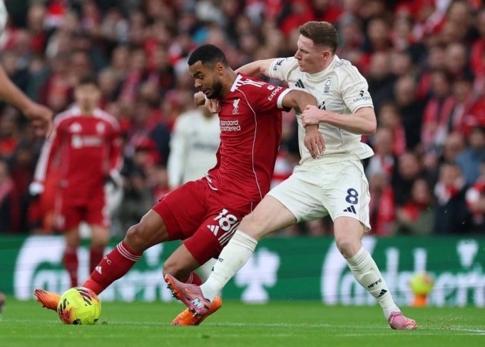 Liverpool (áo đỏ) thua Nottingham 0-3 trên sân nhà Anfield ở vòng 12 Ngoại hạng Anh hôm 22/11. Ảnh: Reuters