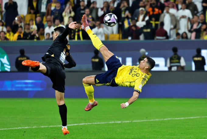 Cú ngả người móc bóng thành bàn thắng của Ronaldo cho Al Nassr vào lưới Al Khaleej ở vòng 9 Saudi Pro League trên sân Al Awwal, thành phố Riyadh, Arab Saudi tối 23/11/2025. Ảnh: Reuters