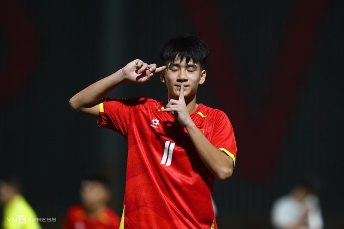 Tiền đạo Việt Nam Nguyễn Văn Dương lập cú đúp trong trận thắng Quần đảo Bắc Mariana 14-0 ở lượt hai bảng C vòng loại U17 châu Á 2026, trên sân PVF ở Hưng Yên ngày 24/11/2025. Ảnh: Như Huynh.