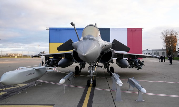 Tiêm kích Rafale cùng vũ khí được trưng bày ở căn cứ không quân Villacoublay, Pháp ngày 17/11. Ảnh: AFP