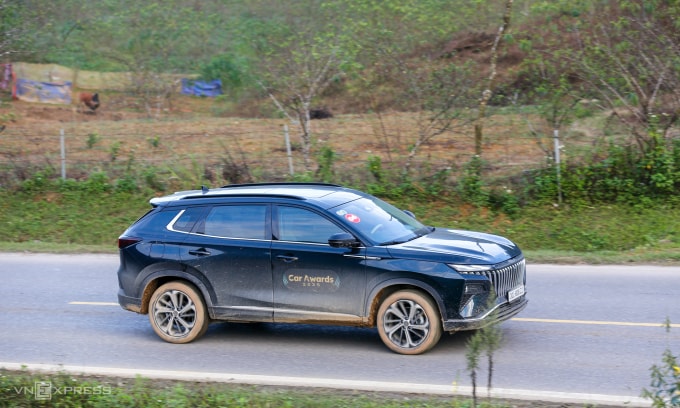 Dongfeng Huge lăn bánh tại Sơn La ngày 10/11. Ảnh: Lương Dũng