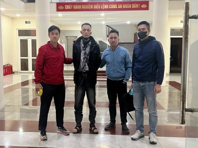 Thành (áo khoác đen) khi bị bắt. Ảnh: CACC