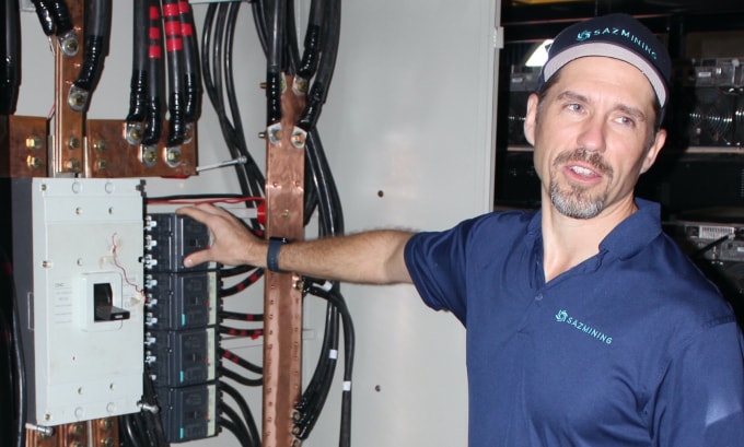 Kent Halliburton tại một cơ sở của Sazmining. Ảnh: X/khalliburton