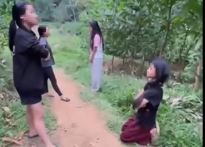 Nữ sinh bị tát, ép quỳ gối. Ảnh cắt từ clip