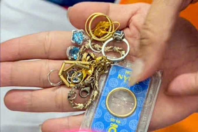 Số vàng, trang sức trong túi lẫn cùng đồ áo quần gửi đi cứu trợ. Ảnh: Hồng Son