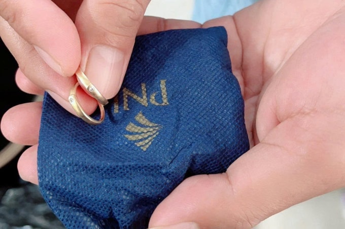 Khi đăng tải lên mạng, chị Liên chỉ chụp cặp nhẫn cưới để tìm đúng chủ nhân. Ảnh: Hồng Son