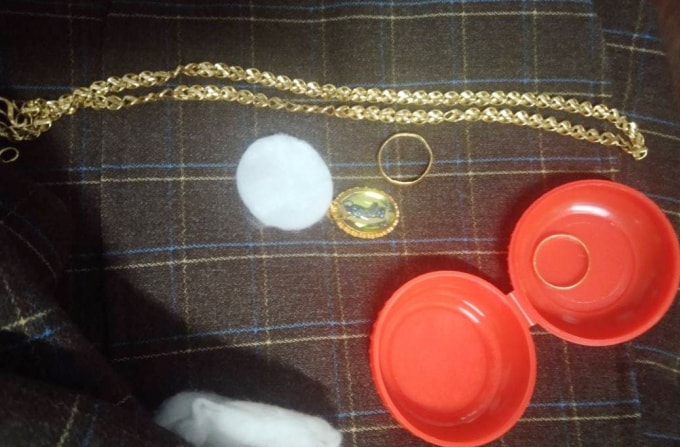 Số tài sản được nhóm thiện nguyện bà Triệu phát hiện trong túi áo. Ảnh: Nhân vật cung cấp