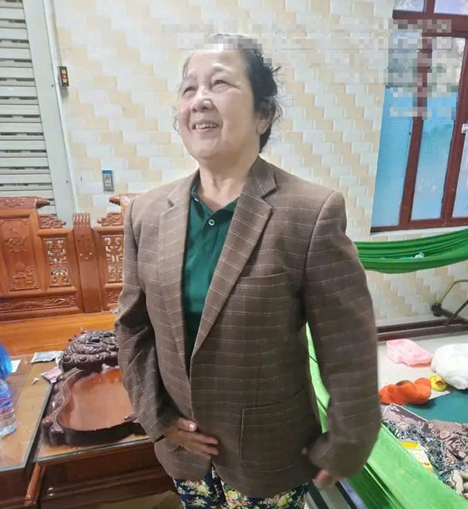 Bà Triều mang chiếc áo vào chụp ảnh đăng lên mạng xã hội tìm chủ nhân số tài sản. Ảnh: Nhân vật cung cấp